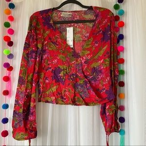 Brand new faux wrap cropped blouse in super fun fuchsia floral UO size M